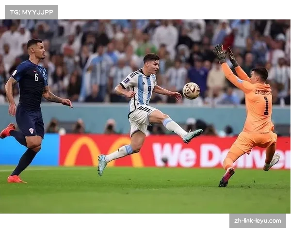 哈兰德赛前与南野拓实重逢昔日队友情谊再现温馨一幕